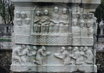 Relief am Sockel des Obelisken von Theodosius I. (347-395), auch bekannt als der Obelisk von Tuthmosis III., aus Karnak